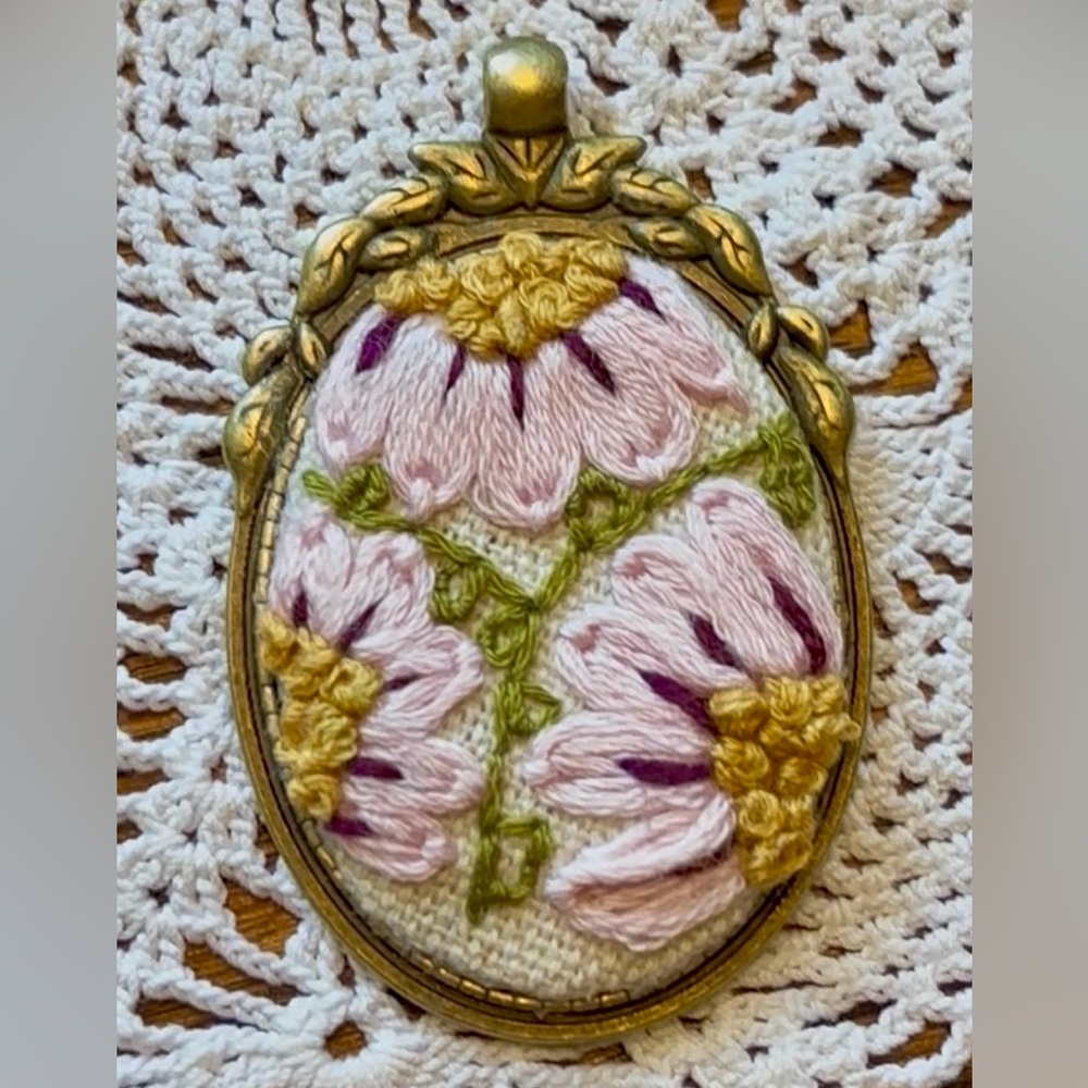 Embroidered Floral Oval Pendant - Pink Daisy